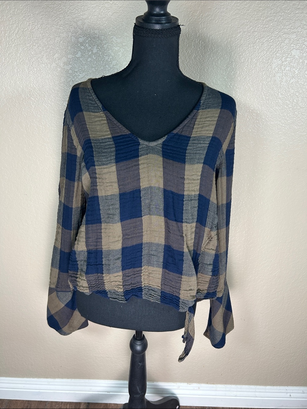 Cloth & Stone Plaid Gauze V-Neck Tie Hem Top – M